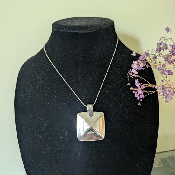 Elegant Silver Pendant Necklace - Picture 3 of 9